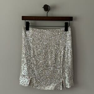 LOVE ON A HANGER CHAMPAGNE SEQUINED MINI SKIRT WITH FRONT SLITS SIZE 3